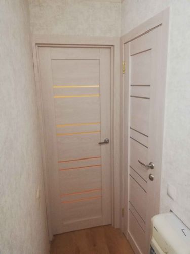 Установлен запорный механизм в деревянное полотно, выполнены отверстия для ручки и защелки, закреплены элементы, проверена функциональность, обеспечена плавность работы.