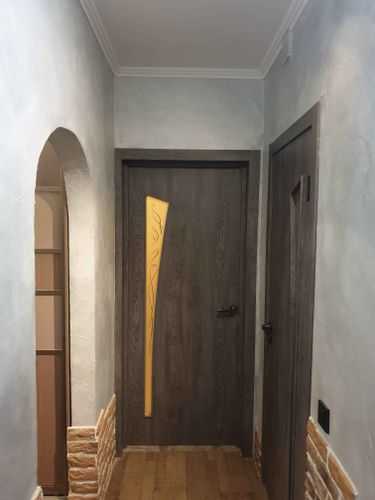 Установлены новые доборы на входную дверь, обеспечивающие аккуратное обрамление и улучшенную изоляцию. Завершена отделка, гармонирующая с интерьером, добавляющая эстетическую завершенность.