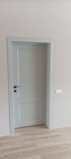 Установлена новая створка, закреплены петли, врезан замок, отрегулирована конструкция, выполнена отделка проема, проверена плавность хода, обеспечена надежная фиксация.