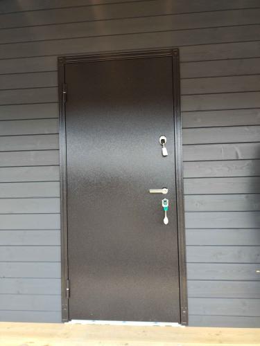 Установлена металлическая дверь с замком и ручкой, обеспечивающая защиту от огня. Проведены работы по монтажу, закреплению и проверке функциональности конструкции.