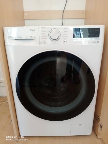 Изображена стиральная машина после замены амортизаторов: старые детали демонтированы, установлены новые компоненты, проверена работоспособность устройства, выполнена сборка и тестирование.