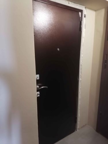 Установлена металлическая дверь с антипожарными свойствами. Проведены работы по монтажу, закреплению и герметизации конструкции в проеме. Установлены петли, замок и ручка.