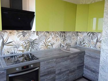 Установлены шкафы, закреплены фасады, смонтирована столешница, подключена варочная панель, врезана мойка, установлена вытяжка, выполнен монтаж фартука, отрегулированы дверцы.