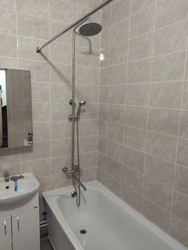 Установка душевой панели