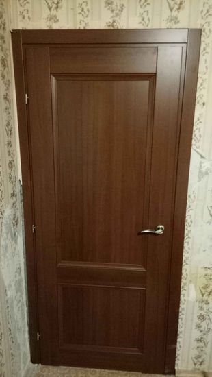 Установлены новые доборы на входную дверь, обеспечивающие завершённый вид и улучшенную изоляцию. Элементы идеально подогнаны, создавая гармоничное сочетание с интерьером.