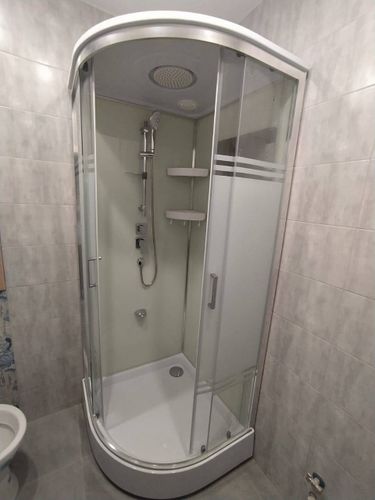 Установлена современная душевая конструкция с гидромассажной системой, подключены водопроводные и электрические коммуникации, герметично закреплены стеклянные панели, проверена функциональность.