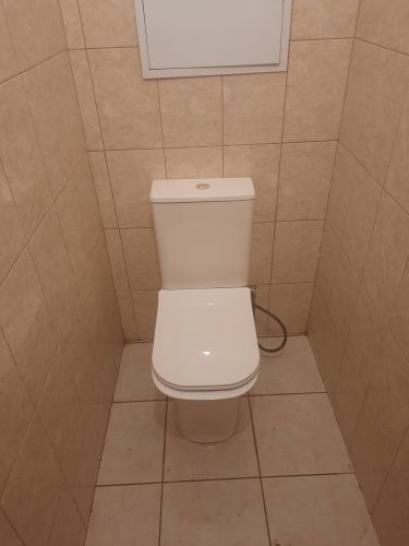 Установлено новое сантехническое оборудование, подключено к водопроводу и канализации, проверена герметичность соединений, выполнена облицовка плиткой, произведена уборка помещения.