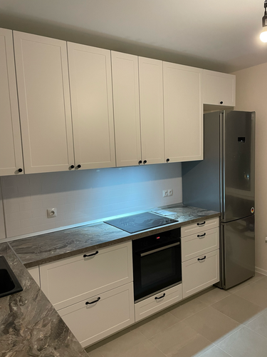 Изготовлены и установлены дверцы для кухонных шкафов. Подогнаны по размеру, закреплены ручки, обеспечена ровная посадка. Обновленный вид гарнитура завершен, гармонирует с интерьером.