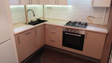 Установка столешницы ДСП Установка и подключение врезной мойки Установка и подключение смесителя