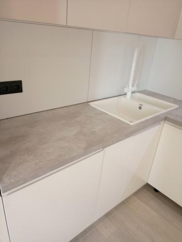 Установлен фильтр под раковину, подключены трубы, закреплены крепления, проверена герметичность соединений, выполнена настройка системы, обеспечено стабильное функционирование оборудования.