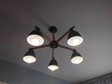 Закреплена люстра на натяжном потолке, подключены провода, установлены крепежи, проверена работа освещения.