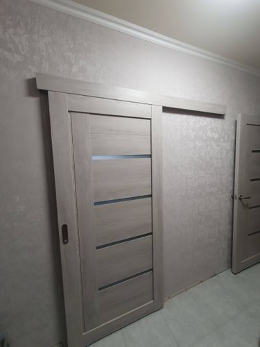 Выполнена установка замка в дверь: подготовлено отверстие, произведён монтаж механизма, проверена работоспособность, отрегулировано положение, обеспечена плавность закрывания.