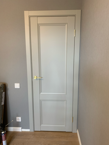 Установлена светлая одностворчатая дверь с фурнитурой, закреплена в проеме, отрегулированы петли, добавлены наличники, зазоры выровнены, ручка прикреплена, замок функционирует.