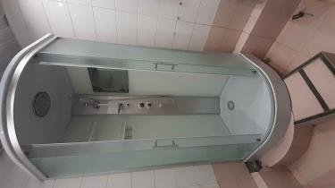 Удалена старая ванна, освобождено пространство, установлена новая душевая кабина. Проведены работы по подключению сантехники и герметизации швов. Обновлен интерьер помещения.