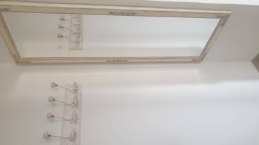 Зеркало аккуратно установлено на стену, надежно закреплено, выровнено по уровню. Работа завершена, все элементы крепления скрыты, поверхность чистая, без повреждений.