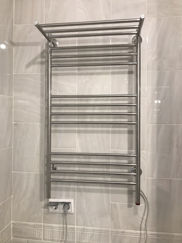 Закреплен прибор на стене, подключен к электрической сети, проверена работа устройства, обеспечена надежная фиксация, соблюдены меры безопасности, завершена установка.