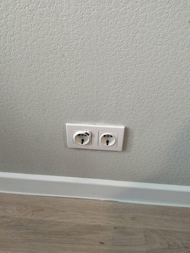 Проведена замена повреждённой розетки, установлена новая панель, проверена работоспособность. Все элементы закреплены, обеспечена безопасность и надёжность подключения.