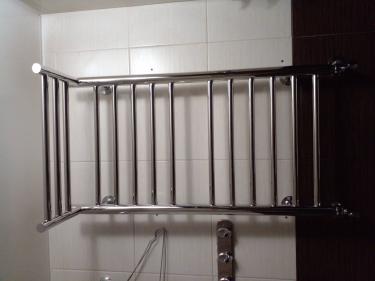 Установлен новый металлический полотенцесушитель на стену. Проведены работы по подключению к системе водоснабжения. Проверена герметичность соединений, обеспечена надежная фиксация.