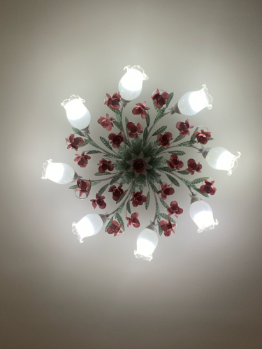 Светильник аккуратно снят с потолка, отключены провода, разобраны крепления. Все элементы демонтированы, обеспечена безопасность и сохранность деталей.