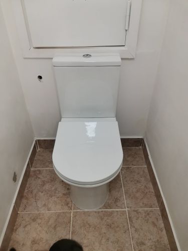 Установлен новый напольный унитаз, подключены коммуникации, проверена герметичность соединений, отрегулирована крышка, выполнена очистка поверхности, проведена проверка функциональности.