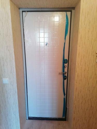 Установлена новая металлическая дверь, закреплена в проеме, проверена функциональность замка и ручки, выполнена отделка откосов, обеспечена герметизация и звукоизоляция.