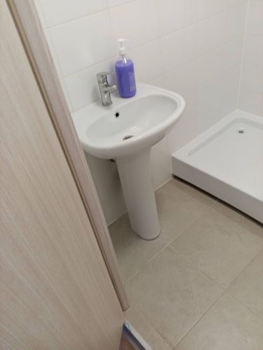 Установлен поддон, подключены водопроводные коммуникации, герметично зафиксированы стыки, проверена работа смесителя, обеспечена надежная изоляция, произведена окончательная отделка.