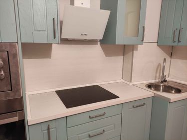 Обновлены дверцы кухонных шкафов: аккуратная подгонка, точные размеры, гладкие края, стильный вид. Установлены новые ручки, обеспечивающие удобство использования и современный дизайн.