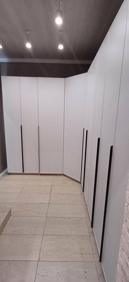 Обновлены дверцы шкафов, установлены новые панели, заменены ручки. Современный стиль, светлые тона, аккуратные линии. Улучшен внешний вид, добавлена функциональность.