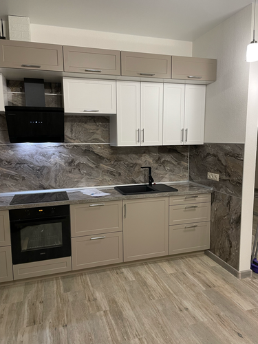 Изготовлены и установлены новые дверцы для кухонных шкафов. Подогнаны по размерам, выполнены в светлых тонах, гармонируют с интерьером. Завершён монтаж, обеспечивающий функциональность.