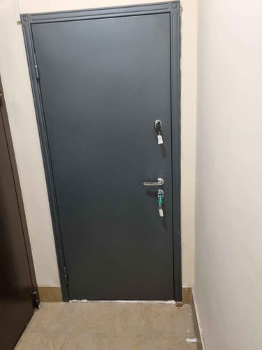 Установлена новая металлическая дверь, заменены замки, отрегулированы петли, обновлены уплотнители, улучшена тепло- и звукоизоляция, устранены дефекты, покрашена поверхность.