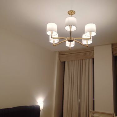 Установлено осветительное устройство на потолок, подключены провода, проверена работа, закреплены крепежи, обеспечена надежность конструкции, произведена финальная проверка освещения.