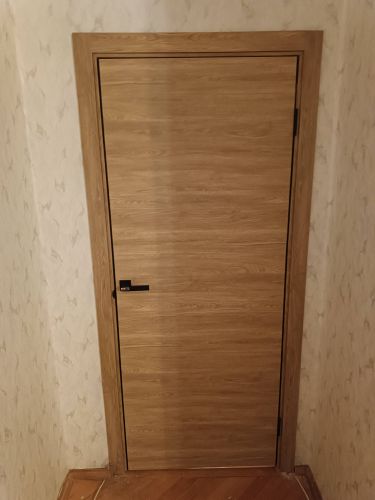 Установлена деревянная створка, закреплены петли, врезана ручка, отрегулированы зазоры, смонтирован наличник, проверена плавность закрывания, завершена отделка проема.