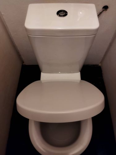 Установлен новый напольный унитаз, подключен к водопроводу и канализации, проверена герметичность соединений, закреплен на полу, установлено сиденье, проведена проверка работоспособности.