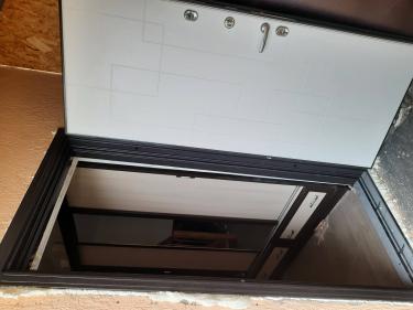 Установлена металлическая дверь: закреплена рама, навешено полотно, врезаны замки, уплотнители обеспечивают герметичность, зазоры заделаны монтажной пеной, проверена работоспособность.