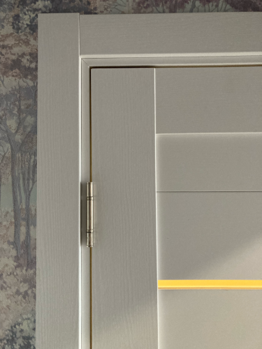 Установлены декоративные элементы вокруг дверного проема. Аккуратно подогнаны, закреплены, обеспечивая эстетичный вид и плотное прилегание. Завершено оформление входной зоны.