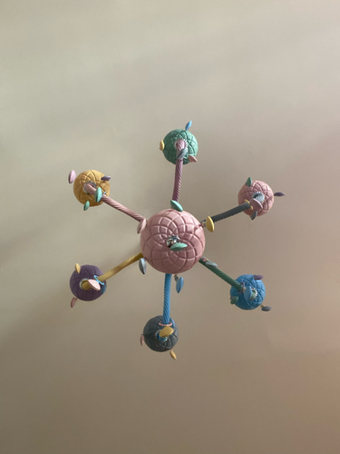 Закреплена люстра на натяжном потолке, подключено электричество, проверена надежность крепления и функционирование светильника. Установлено декоративное кольцо для эстетичного вида.