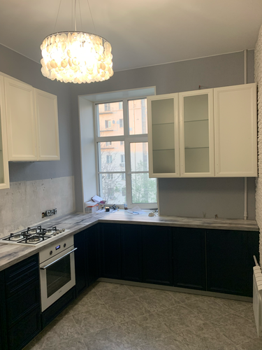 Изготовлены и установлены новые панели для кухонных шкафов. Проведена точная подгонка и монтаж элементов, обеспечивающих современный и стильный вид помещения.