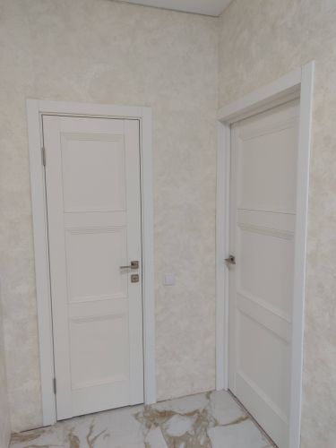 Изображение демонстрирует установленную дверь-гармошку. Конструкция аккуратно закреплена в проеме, обеспечивая плавное складывание и экономию пространства. Декор гармонично сочетается с интерьером.