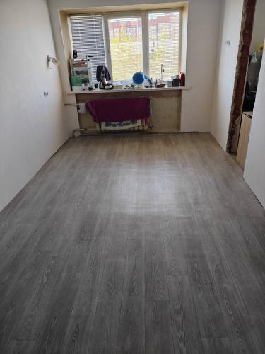 Укладка линолеума на клей более 15 кв.м