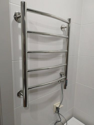 Установлен новый прибор на стену, подключен к электросети, закреплён надёжно. Все элементы выровнены, проверена работа устройства, шнур аккуратно подключён в розетку.