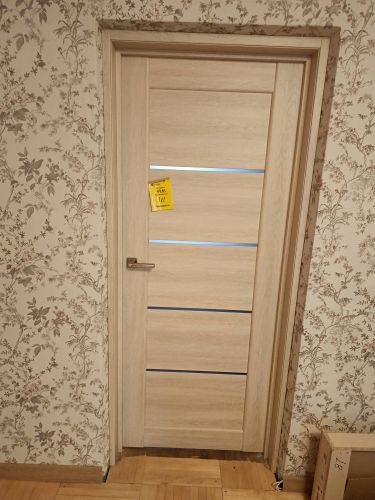 Установлена новая створка, закреплены петли, врезана ручка, отрегулированы замки, выровнена коробка, зафиксированы наличники, проведена проверка плавности хода, завершены отделочные работы.