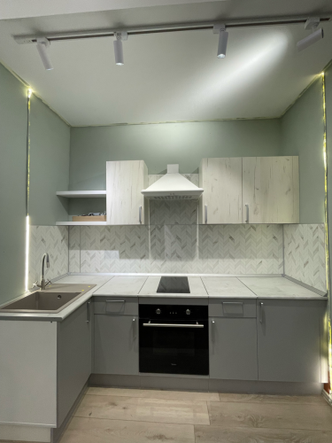 Установлена новая раковина с тумбой, подключены все коммуникации, проверена герметичность соединений, произведена регулировка дверок, обеспечена устойчивость конструкции, завершена отделка.