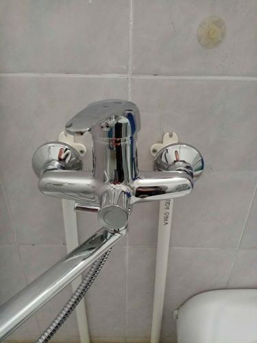 Удаление старого крана, отключение водоснабжения, демонтаж соединений, установка нового смесителя, проверка герметичности, восстановление подачи воды.