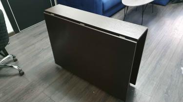 Собран раскладной стол: установлены ножки, закреплены петли, соединены элементы. Проверена устойчивость, функциональность. Готов к использованию в интерьере.