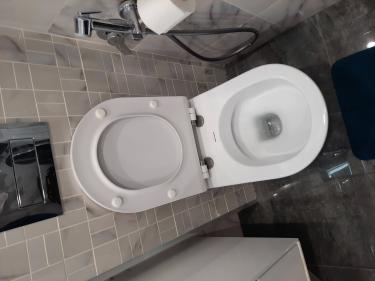 Проведена замена неисправного сливного механизма унитаза, устранена протечка, восстановлена герметичность соединений, проверена работоспособность системы, обеспечена надежная эксплуатация.