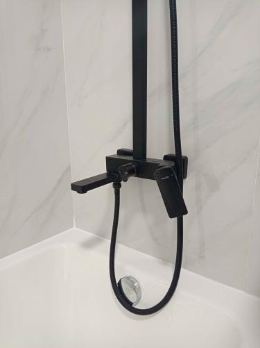 Заменены поврежденные уплотнители, устранены протечки в соединениях, проверена герметичность труб, отрегулирован смеситель, восстановлена функциональность сантехнической системы.