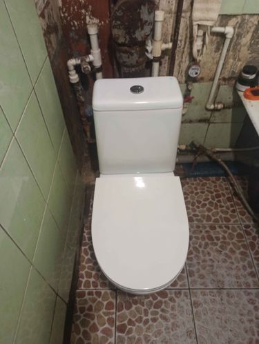 Установлено новое сантехническое оборудование, подключены коммуникации, проверена герметичность соединений, закреплена конструкция на полу, проведено тестирование функциональности.