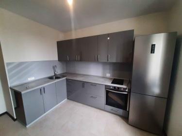 Установлена новая стальная труба, обеспечивающая подачу воды к кухонной раковине. Все соединения герметично зафиксированы, система готова к эксплуатации.