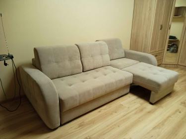 Собран угловой диван: установлены подлокотники, закреплены спинки, присоединены сиденья, проверена устойчивость, отрегулированы механизмы трансформации, выполнена финальная проверка качества.