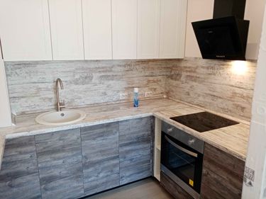 Изготовлены и установлены новые дверцы для кухонных шкафов. Фасады аккуратно подогнаны по размеру, обеспечивая стильный вид и функциональность. Завершено оформление рабочей зоны.